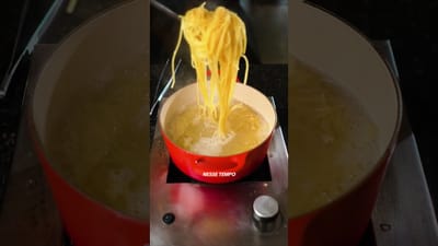 Pasta al Pesto de Jitomate Asado con Tiras de Carne Seca