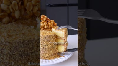 Pastel Crujiente Relleno de Cajeta, Caramelo y Cacahuate