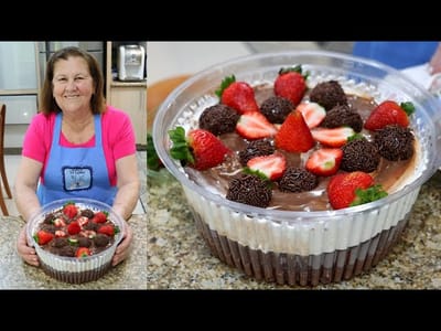 PASTEL INUNDADO DE CHOCOLATE CON FRUTILLAS