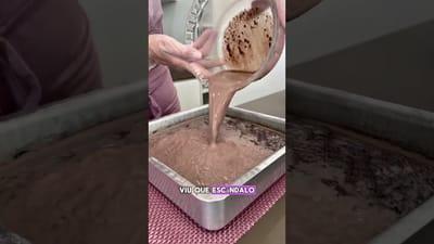 PASTEL DE CHOCOLATE CON GLACEADO CRUJIENTE