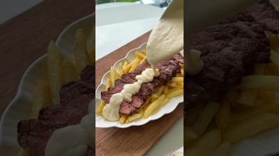 Bistec con Papas Fritas y Salsa de Queso