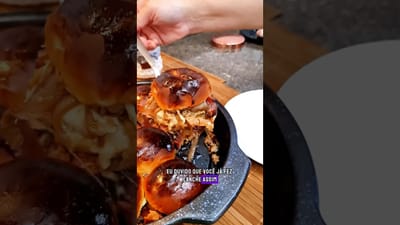 Lanche Desconstruído com Carne Moída e Cebola Caramelizada