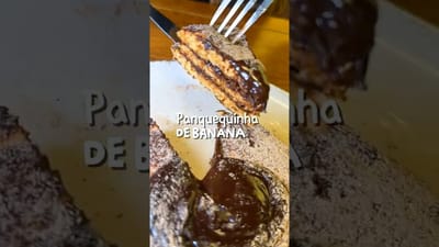 Hot Cakes Proteicos de Plátano con Salsa de Chocolate