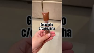 Geladinho gourmet com casquinha de chocolate