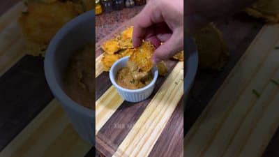 Papas con Costra de Queso Parmesano y Salsa Cajun