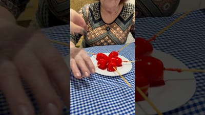 Fresa del Amor (Bollito de Queso Blanco con Cobertura de Manzana Cubo)