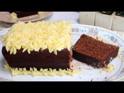 Pastel Casero 'Chocomoza' - Bizcocho de Chocolate con Betún de Brigadeiro Blanco