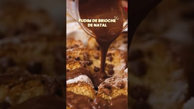 Budín de Brioche Navideño con Salsa de Chocolate
