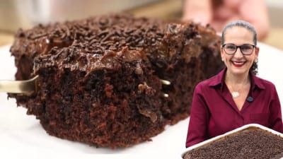 Pastel de Chocolate con Jarabe Caliente y Cubierta de 'Brigadeiro'