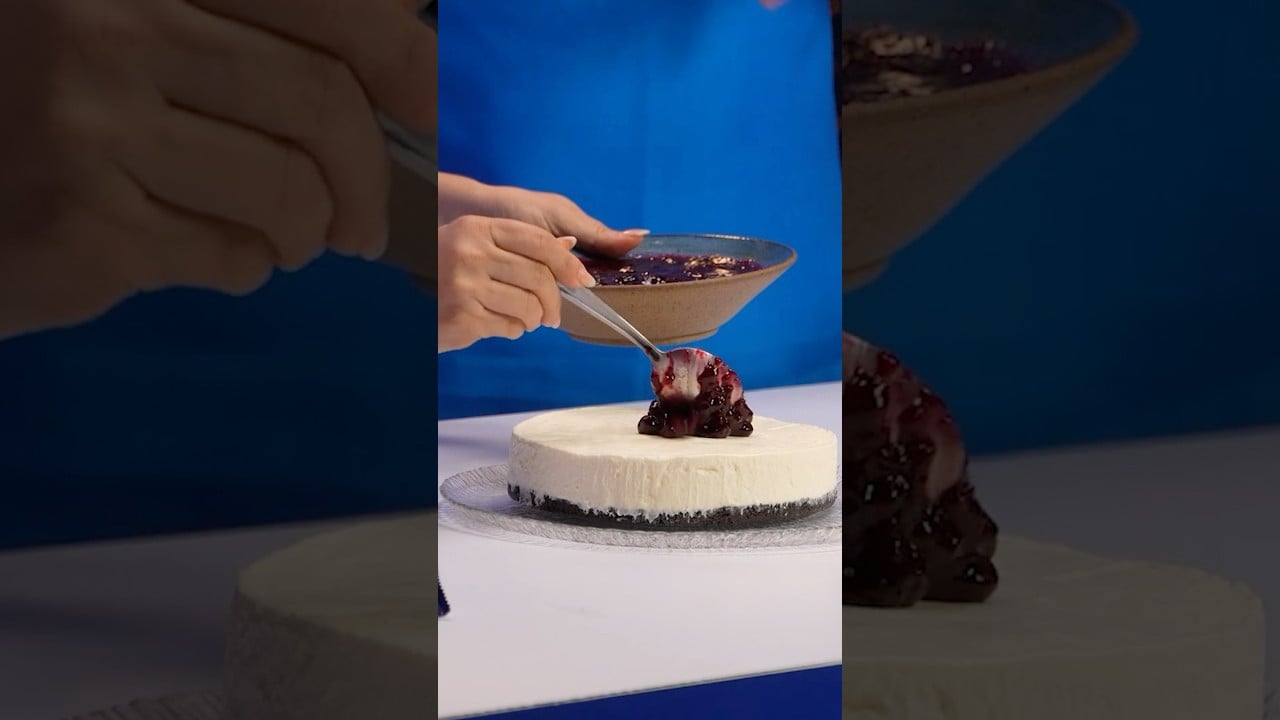 Cheesecake de Oreo com Calda de Frutas Vermelhas (Sem Forno)