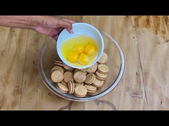 Bolo Feito com Biscoito Recheado e Ovos