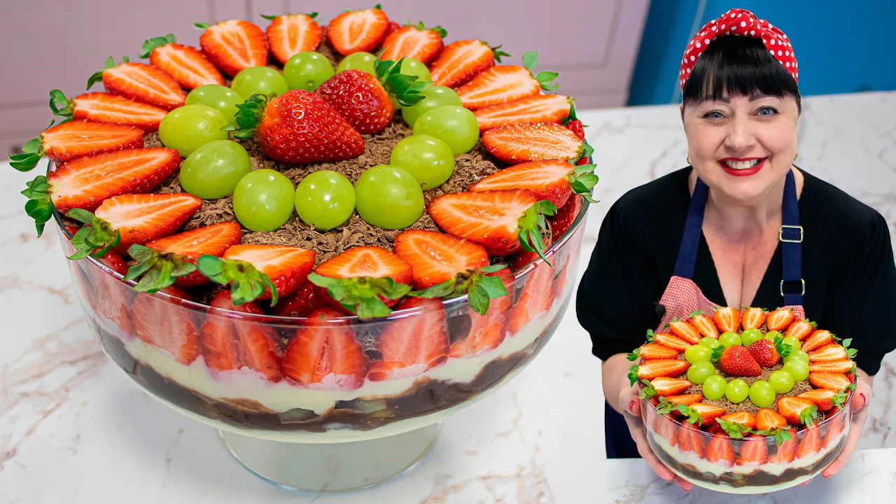 Postre Navideño de Fresa, Uva y Chocolate