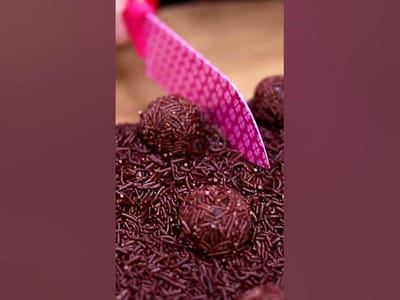 Pastel de Trufa Relleno (Estilo Brigadeiro)