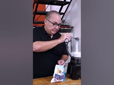 La Mejor PANNA COTTA Cremosa con CALDA DE FRESAS (Receta FIT)