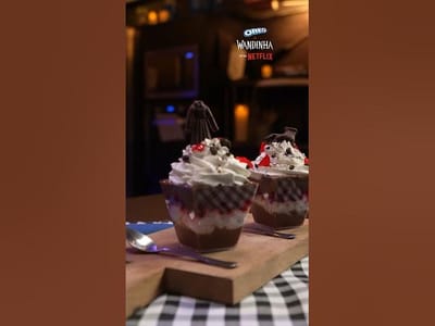 Postre de Oreo Merlina (Crema con Crema Batida y Galleta)