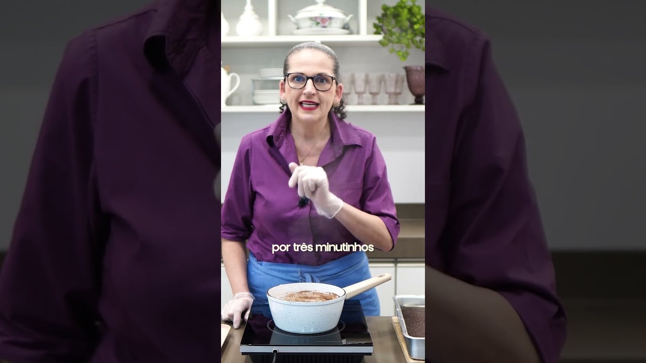 Bolo de Chocolate com Calda Quente e Cobertura de Brigadeiro