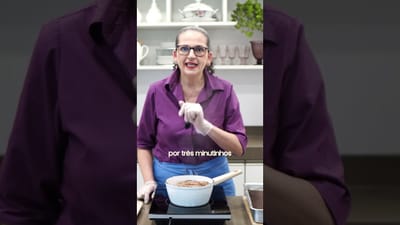 Bolo de Chocolate com Calda Quente e Cobertura de Brigadeiro