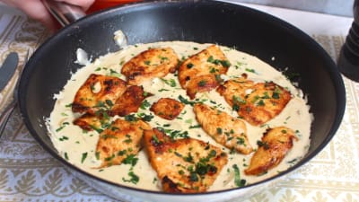 Pechuga de Pollo en Salsa de Queso (¡Lista en 15 Minutos!)