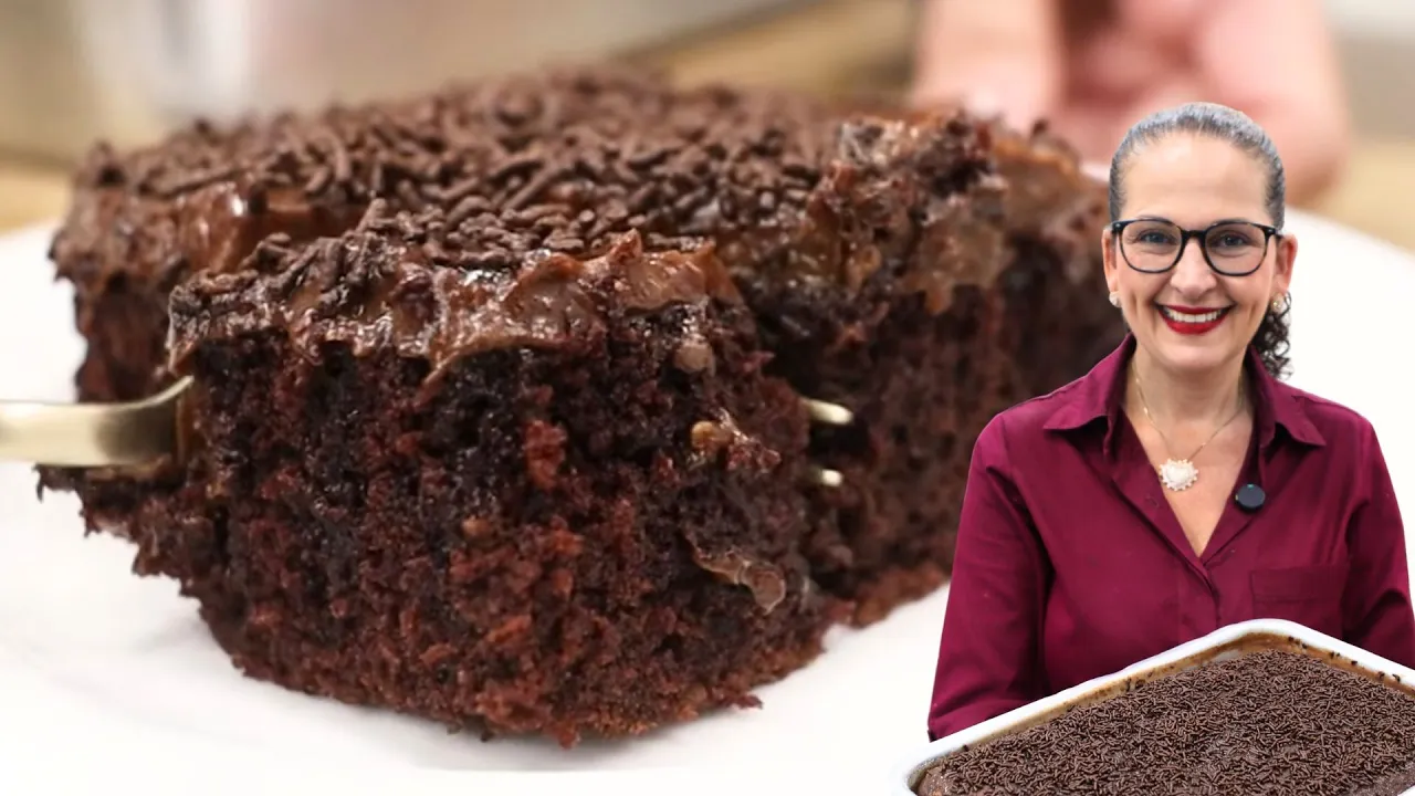 Pastel de Chocolate con Jarabe Caliente y Cubierta de 'Brigadeiro'